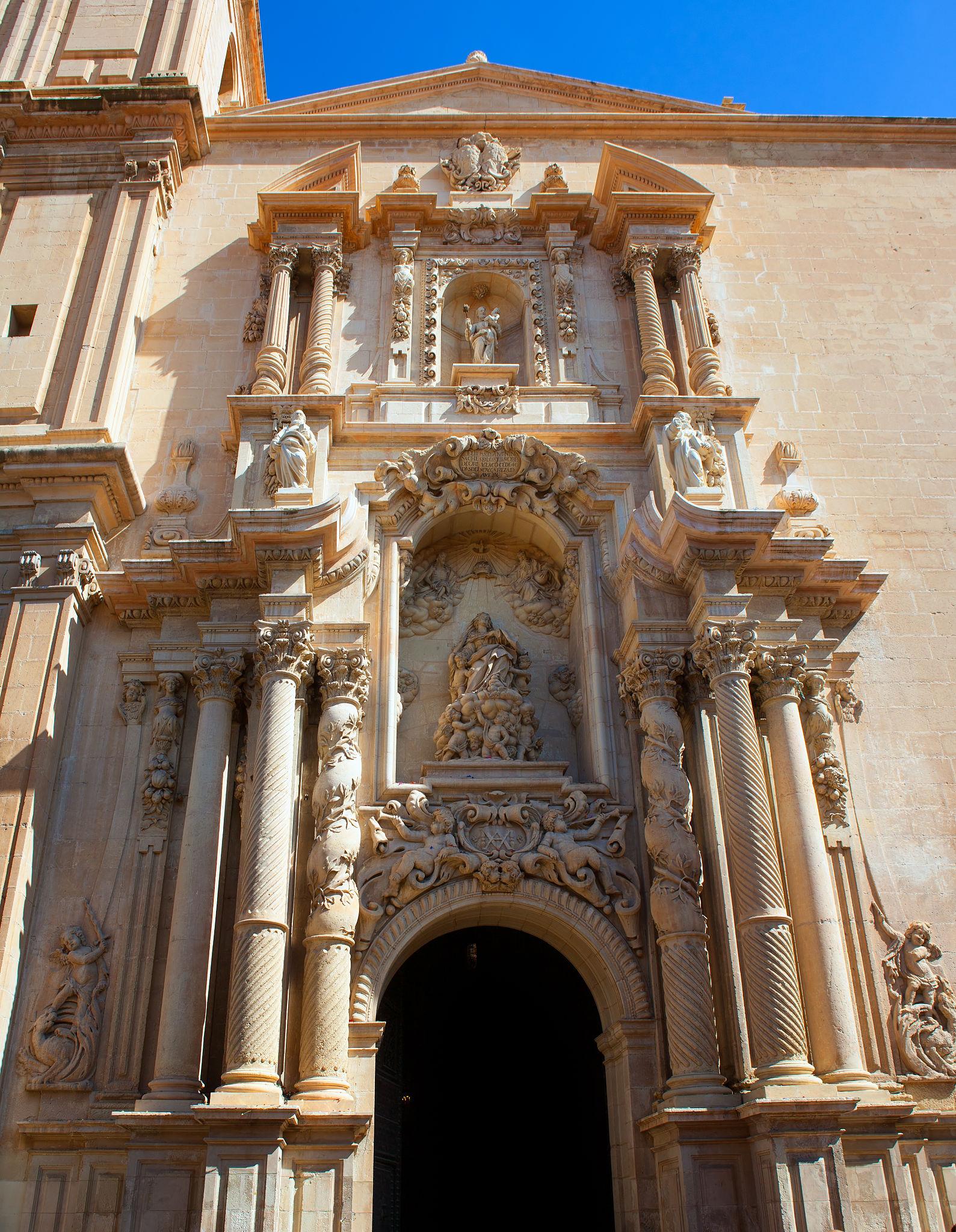 Fachada de la Basílica de Santa María en el centro histórico de Elche